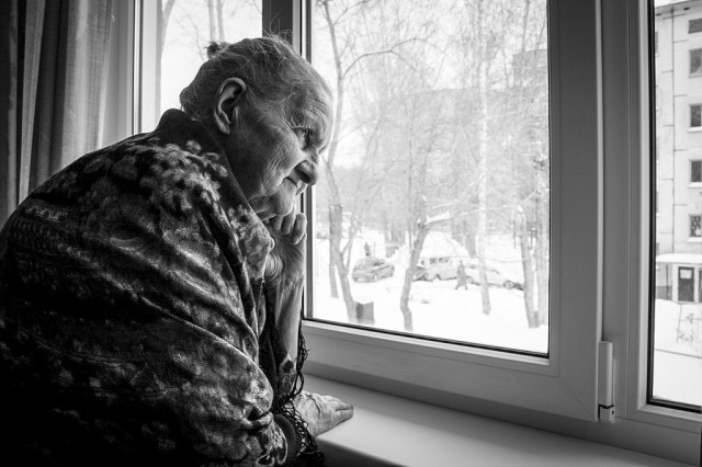 У подъезда московской "хрущевки"...